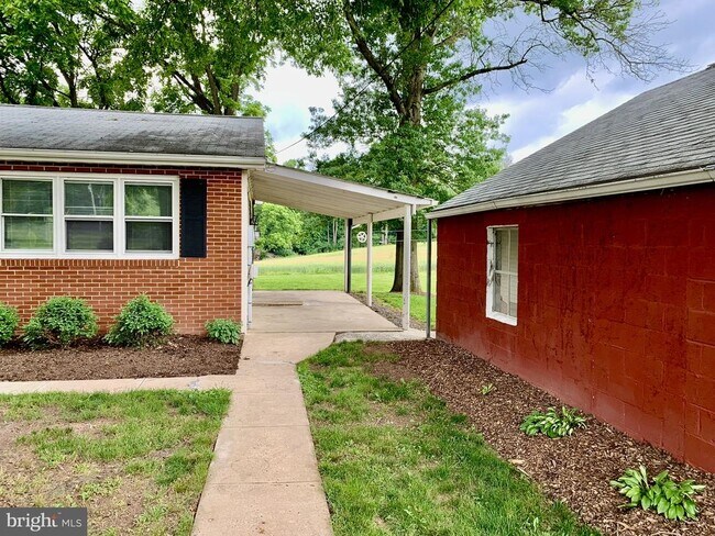 Building Photo - 691 Alleghenyville Rd