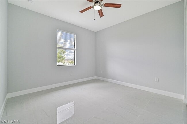 Building Photo - Gorgeous custom built 3/2/1 water front si...