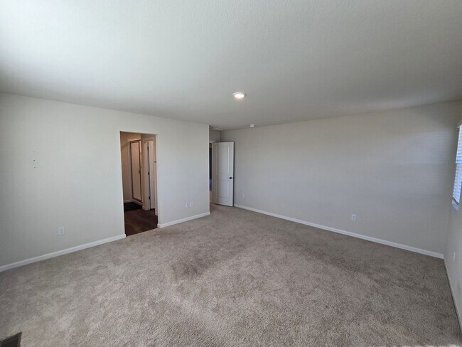 Building Photo - Like new 3 bedroom 2.5 bath with loft