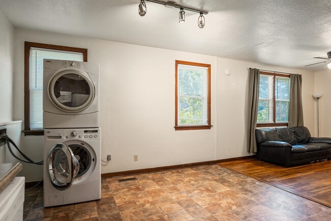 Building Photo - 1605 Akridge Dr