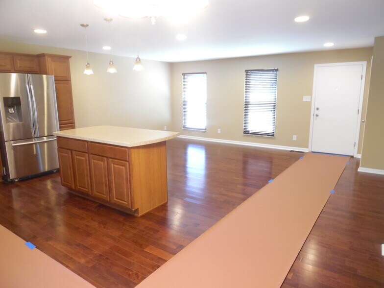 Building Photo - 8760 Ashbrook Dr