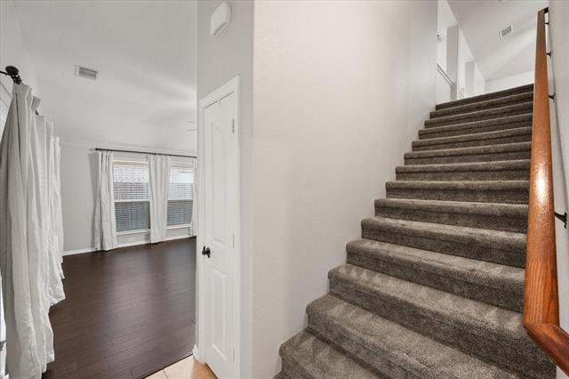 Building Photo - 4802 Oakview Dr