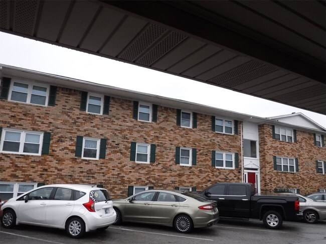 Building Photo - 930 E Colonial Manor Dr