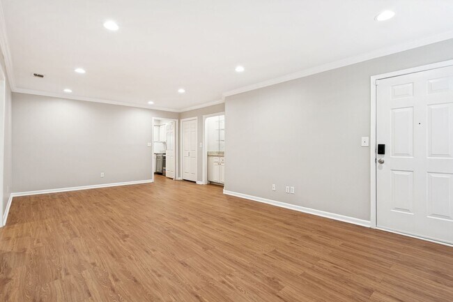 Building Photo - GROUND-FLOOR 2-BEDROOM ALAMO HEIGHTS CONDOMINIUM