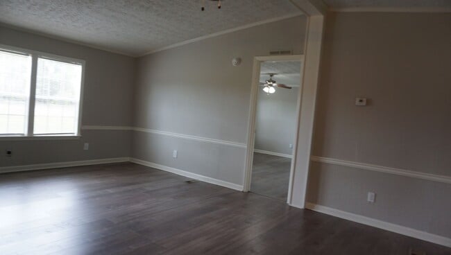 Building Photo - 3 Bedroom Mobile Home in the County