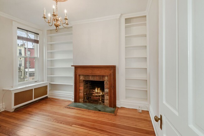 Building Photo - 3 Bed 2.5 Bathroom - Capitol Hill Rowhome - Driveway For Parking