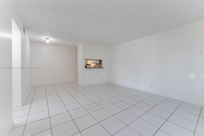 Building Photo - 1033 Twin Lakes Dr