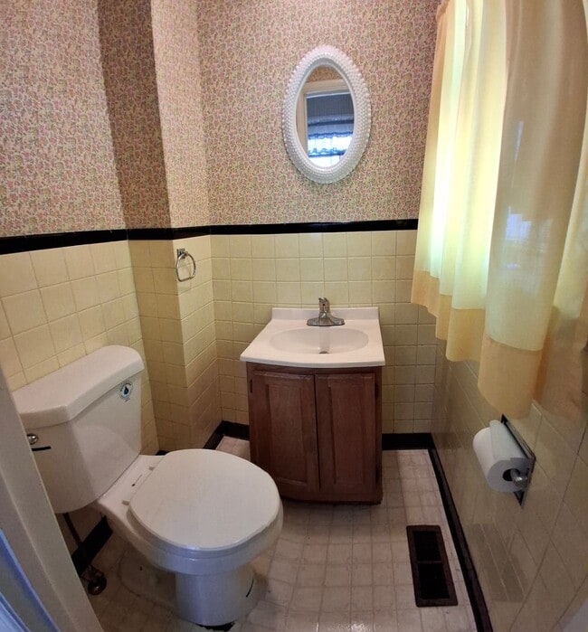 Building Photo - 3 Bedroom 1.5 Bathroom Available in Lancaster!