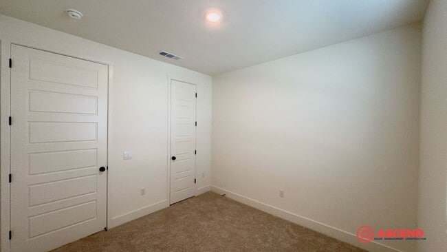 Building Photo - Lovely Home Near Frontier Highschool!