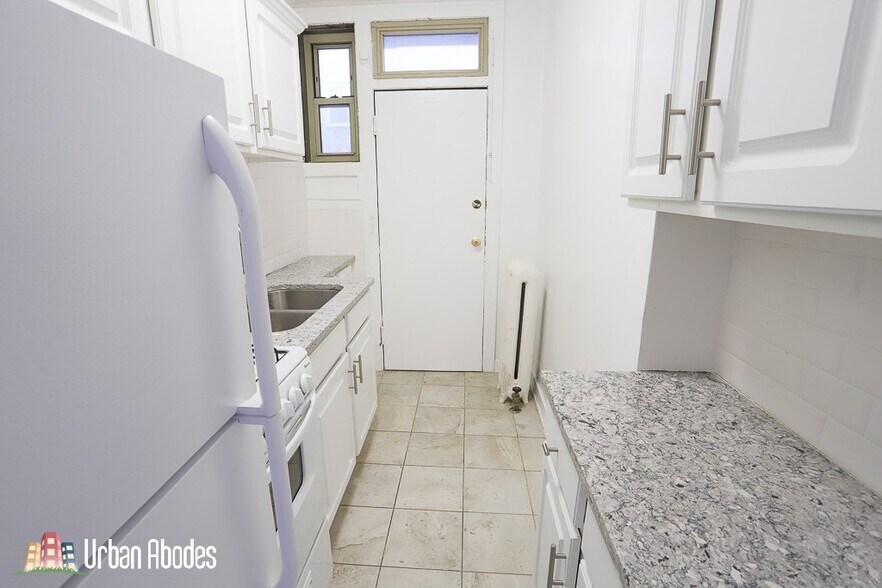 Building Photo - 547 W Surf St