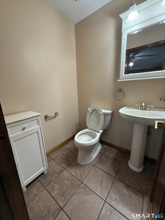 Building Photo - 1302 Summer Hill Dr