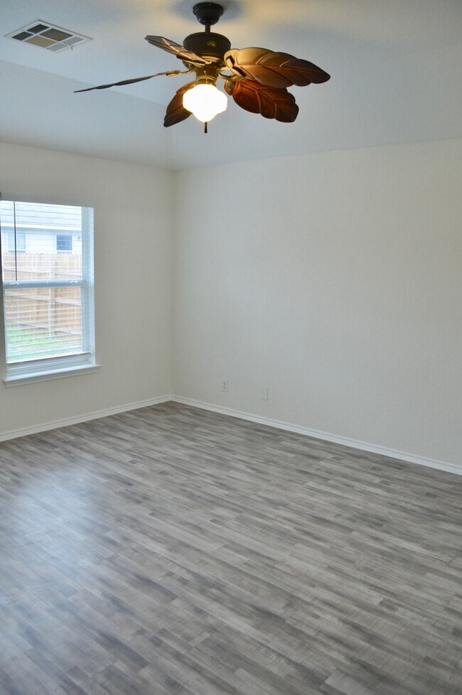 Building Photo - 304 Cattle Run