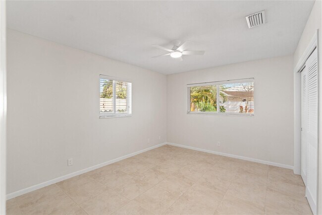 Building Photo - 2616 Middle River Dr