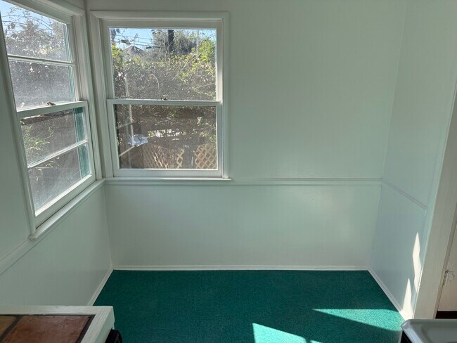 Building Photo - 924 Electric Ave