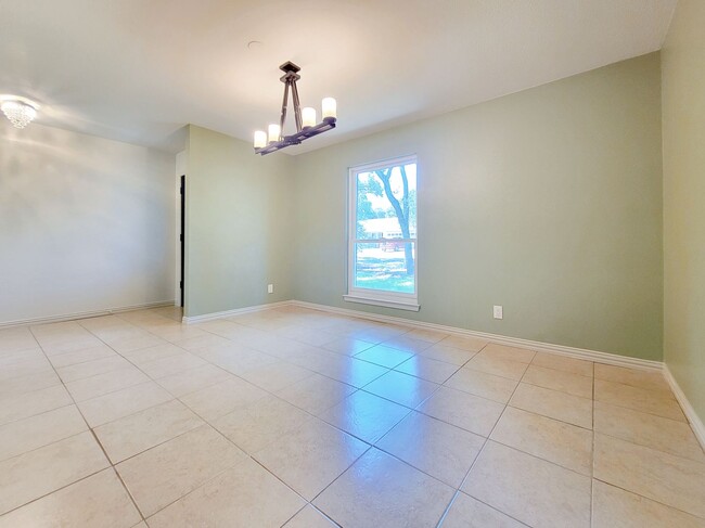 Building Photo - 3 Bed, 2 Bath Single-Level Gem with Firepl...