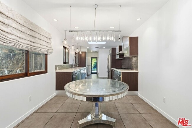 Building Photo - 5995 Saturn St