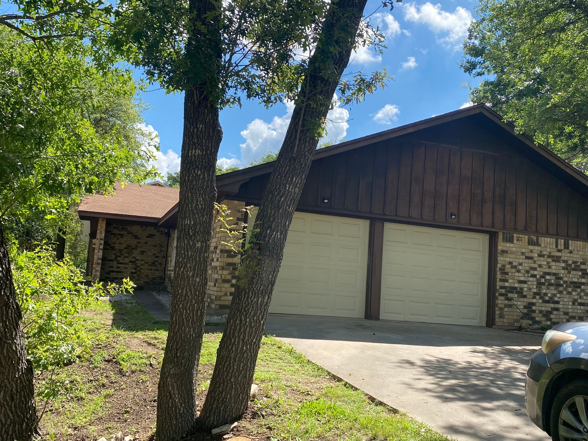2-Car Garage - 827 Cliffside Dr