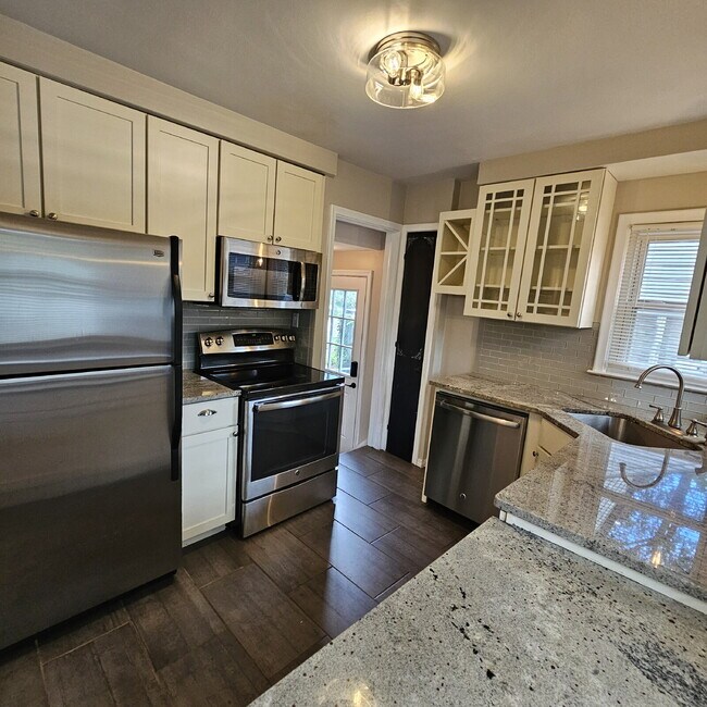 Building Photo - 3 Bedroom Bungalow w/ Hardwood Floors Clos...