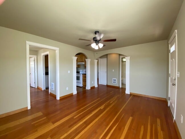 Building Photo - Beautifully Remodeled Springfield Cottage