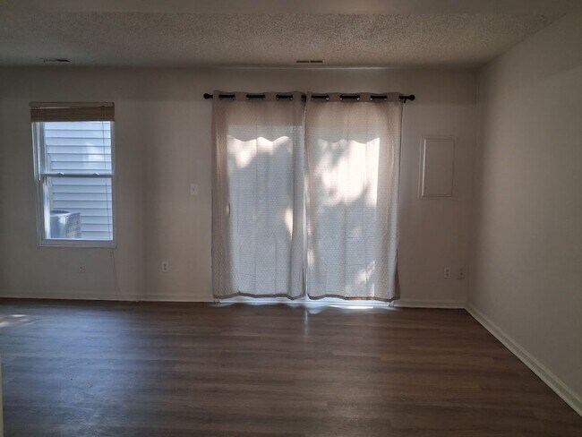Building Photo - Charming 3BR Townhouse with Fenced Backyard and Community Pool