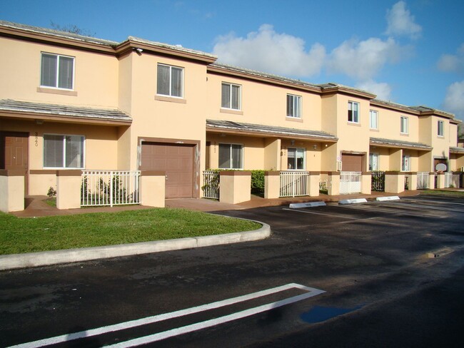 Building Photo - 3 bd/2.5 ba + Stainless Steel Appliances + 1 Car Garage + up to 3 Months Off!