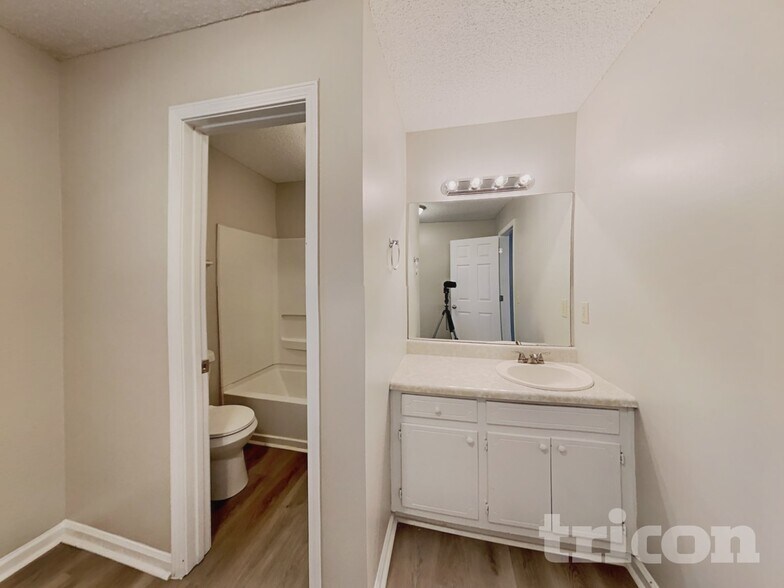 Building Photo - 529 Slew Ave