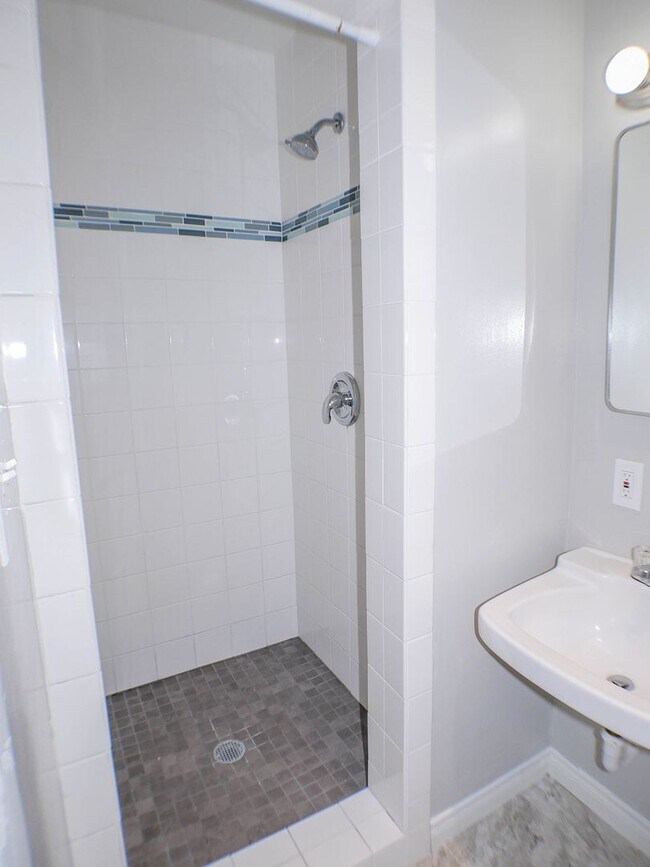 Building Photo - Charming Ocean Beach Home!