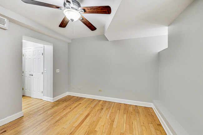 Building Photo - 864 W Aldine Ave