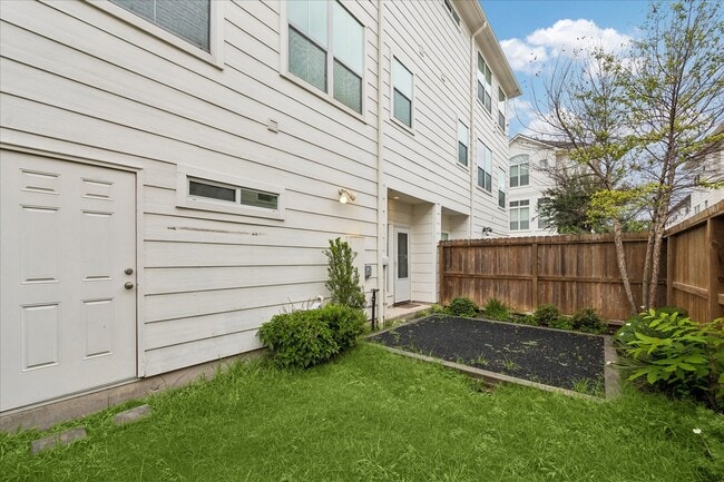 Building Photo - 612 Leverkuhn St
