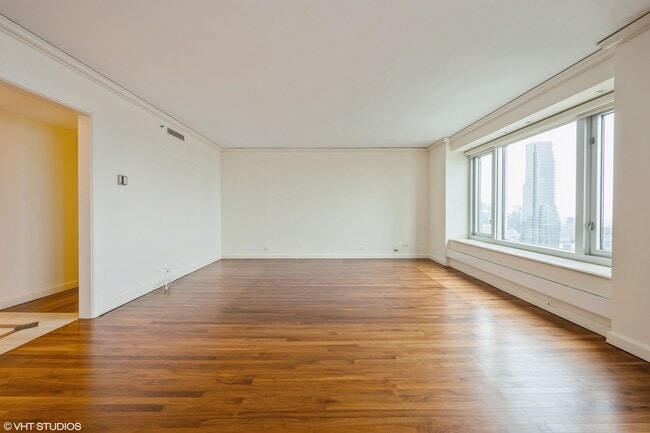 Building Photo - 132 E Delaware Pl