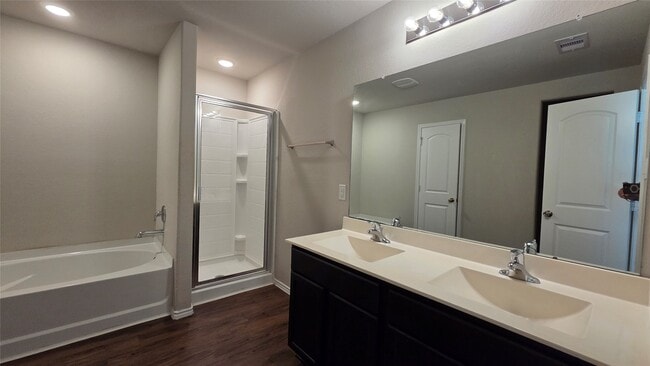 Building Photo - 14097 Lake Cres Dr