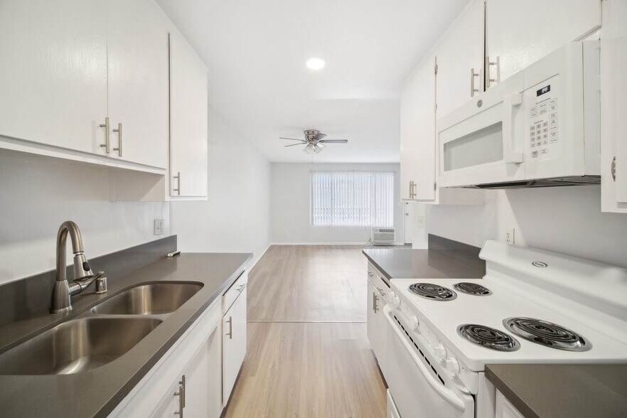 Interior Photo - 18411 Vincennes Street