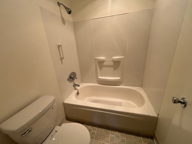 Building Photo - Charming 2-Bedroom Condo with Community Pool & Utilities Included in Newhall!