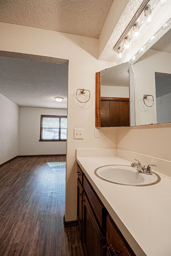 Building Photo - 3 Bed 1.5 Bath in Carl Albert School District