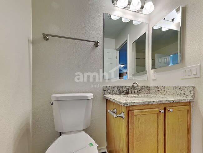 Building Photo - 286 E Mountain Alder St