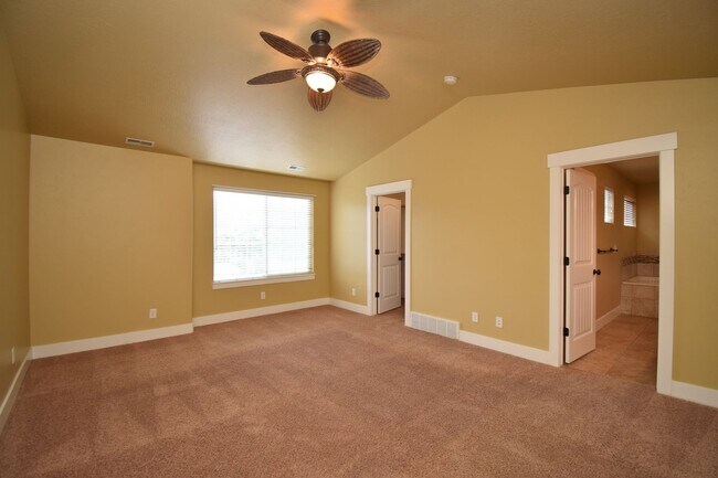 Building Photo - Great 3 Bed 2.5 Bath Townhome in Great Location!!!
