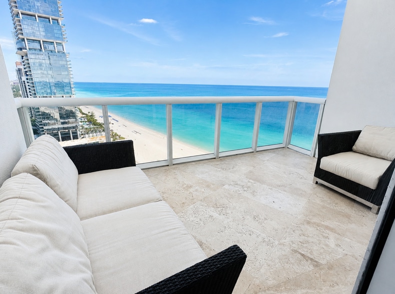 Building Photo - 18201 Collins Ave