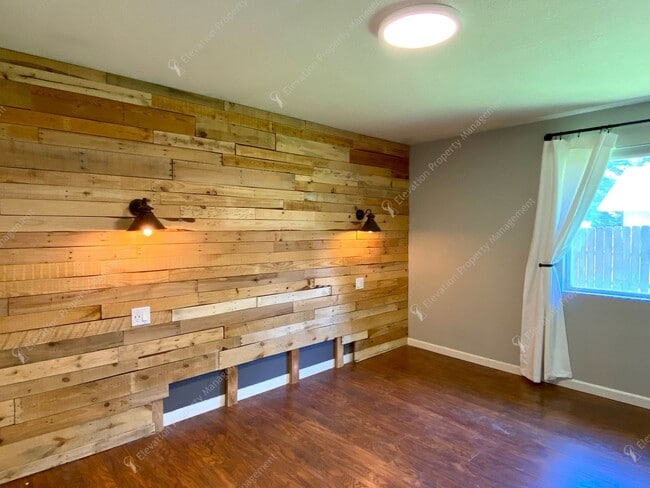 Building Photo - Charming Bend Home | Single-Story Living