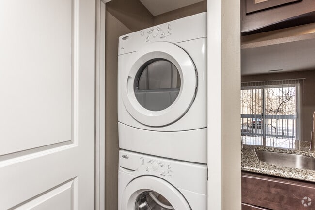 2BR, 1BA - 879 SF - Oakcrest Condominiums