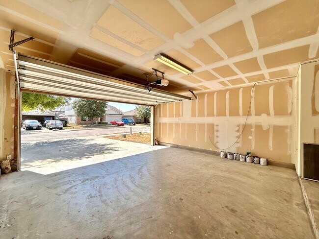 Building Photo - Inviting 4/BR 2/BA Home with Spacious Back...