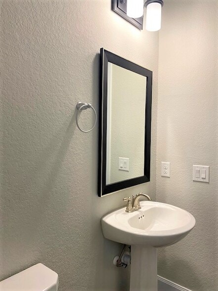 Powder room - 11330 Cottage Grove