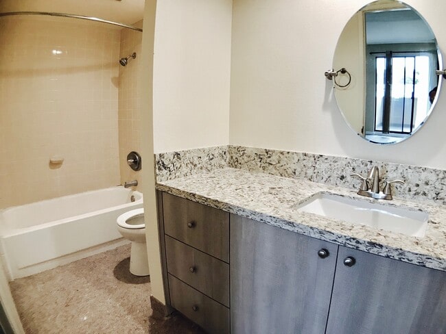 Building Photo - Beautiful Townhouse in Prime Glendale Area!