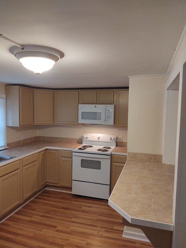 Building Photo - 2 Bedroom 1 Bath Basement Apartment in Historic Downtown Sylva $1300 a month with year-long lease.