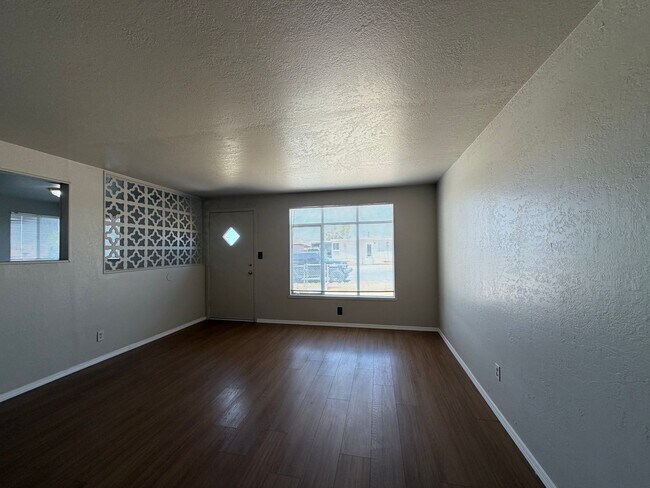 Building Photo - 1020 Taos Dr