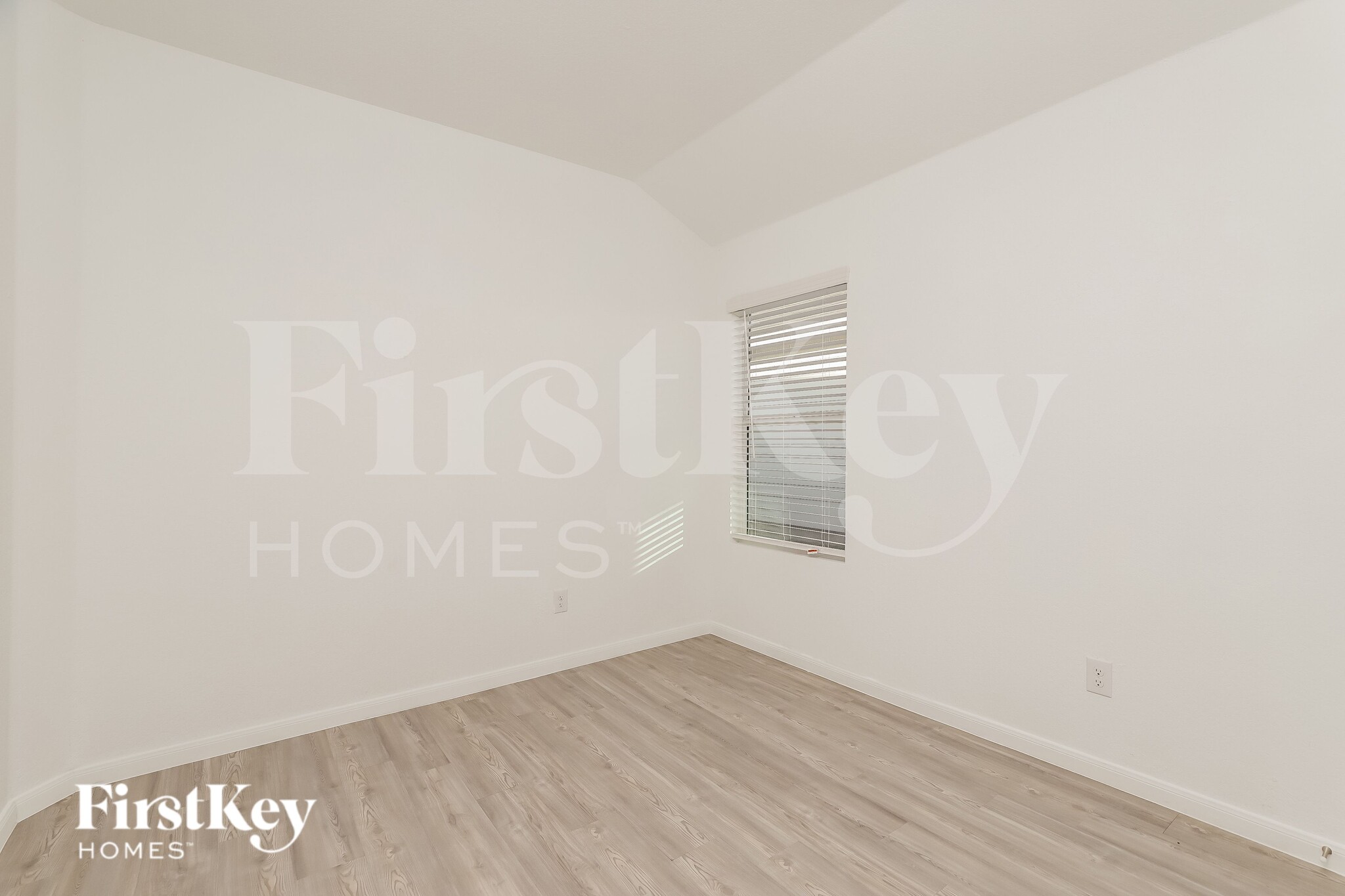 Building Photo - 10710 Vinateros Dr