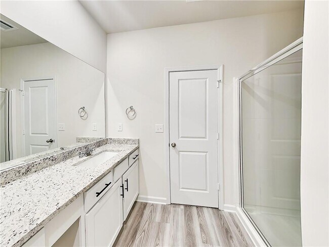 Building Photo - 905 Hesston Dr