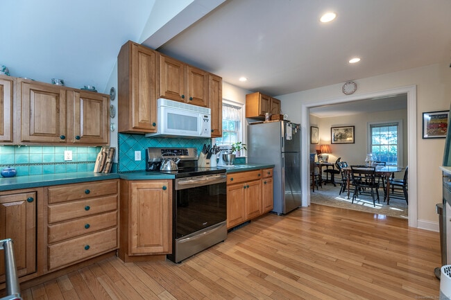 Building Photo - 62 Brush Hill Rd