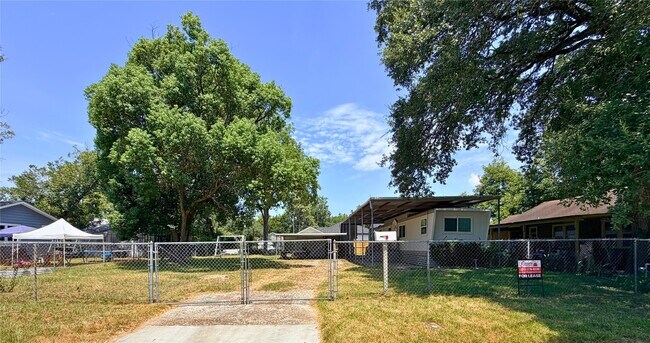 Building Photo - 310 E Jack Ave