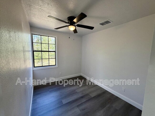 Building Photo - 15945 Villa City Rd