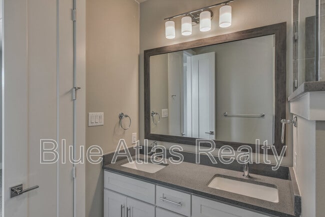 Building Photo - 736 N Plano Rd